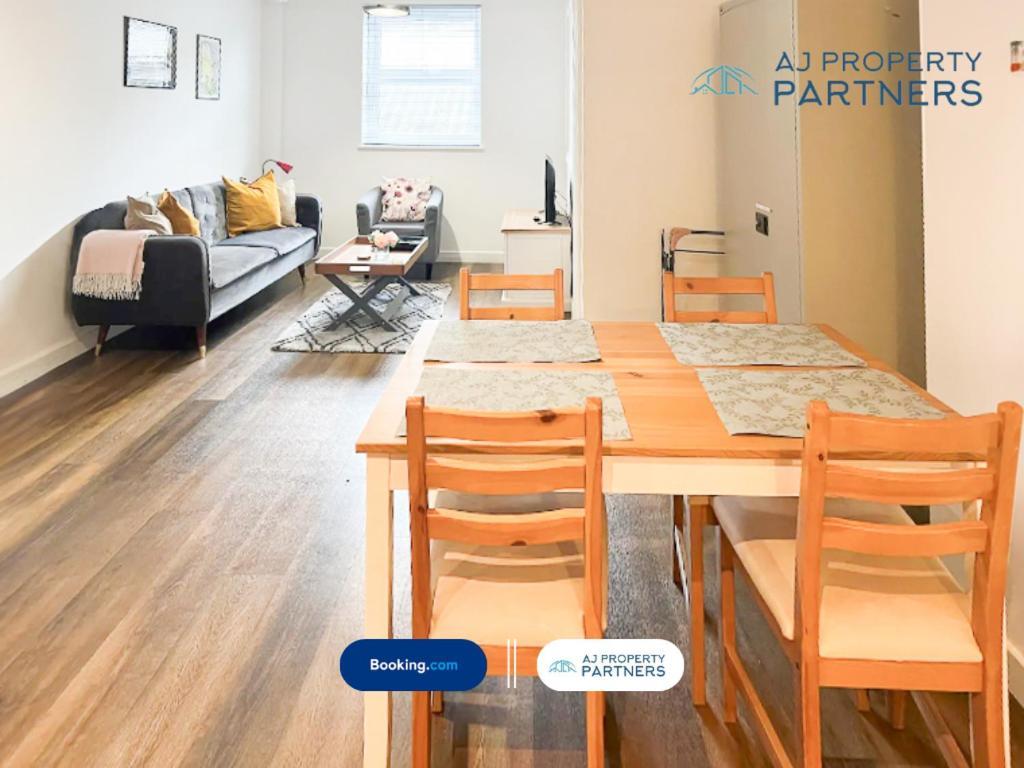 Premium Offer L Last-Minute Escape L Aj Properties L High Street Cheltenham L Parking L Ideal For Short Or Long Stays - Town Centre Apartment, 4 Beds, 1 Bathroom Экстерьер фото
