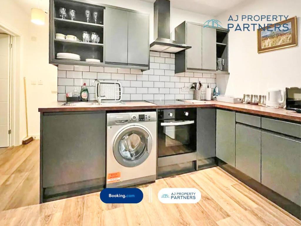 Premium Offer L Last-Minute Escape L Aj Properties L High Street Cheltenham L Parking L Ideal For Short Or Long Stays - Town Centre Apartment, 4 Beds, 1 Bathroom Экстерьер фото