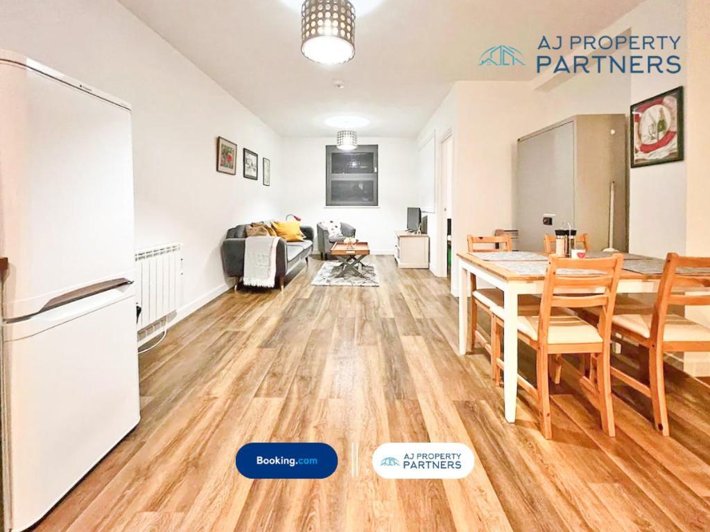 Premium Offer L Last-Minute Escape L Aj Properties L High Street Cheltenham L Parking L Ideal For Short Or Long Stays - Town Centre Apartment, 4 Beds, 1 Bathroom Экстерьер фото
