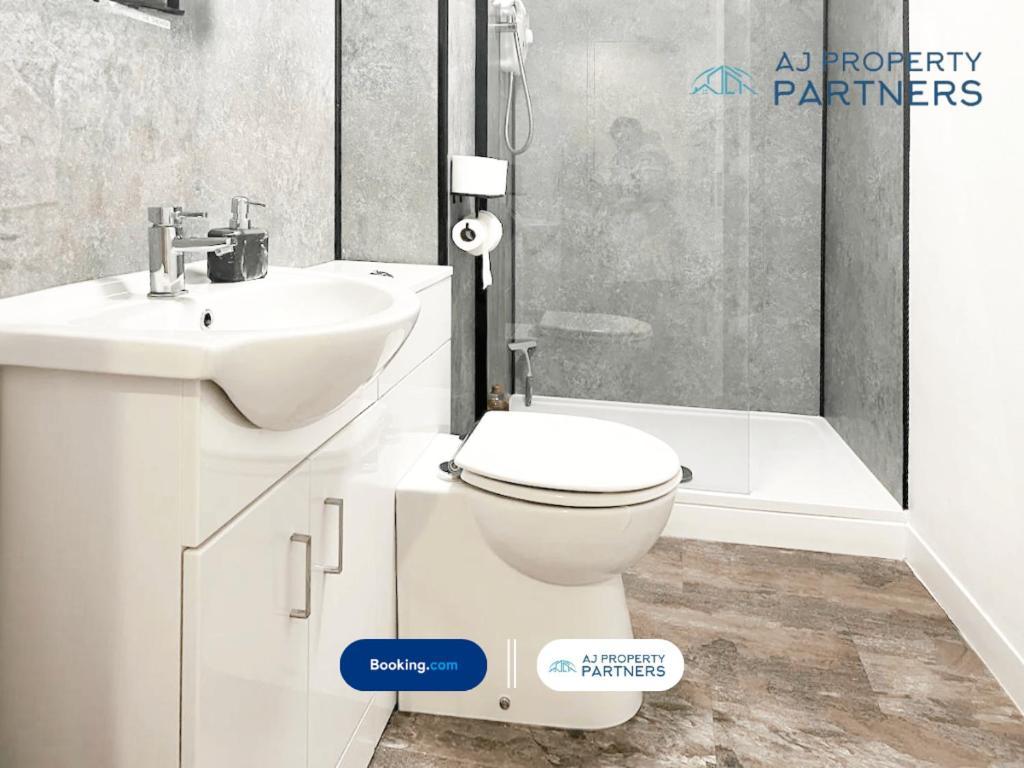 Premium Offer L Last-Minute Escape L Aj Properties L High Street Cheltenham L Parking L Ideal For Short Or Long Stays - Town Centre Apartment, 4 Beds, 1 Bathroom Экстерьер фото