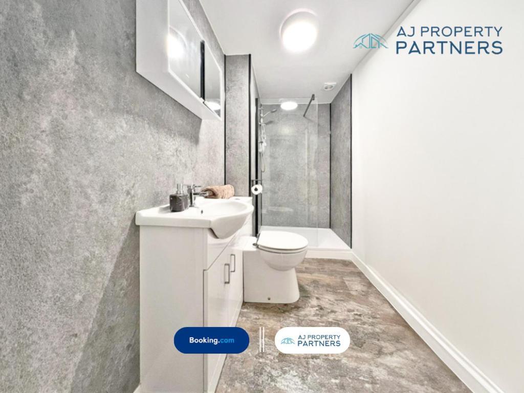 Premium Offer L Last-Minute Escape L Aj Properties L High Street Cheltenham L Parking L Ideal For Short Or Long Stays - Town Centre Apartment, 4 Beds, 1 Bathroom Экстерьер фото