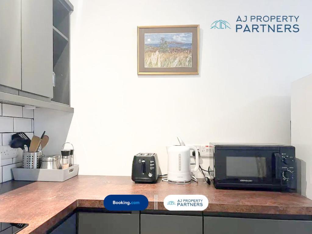 Premium Offer L Last-Minute Escape L Aj Properties L High Street Cheltenham L Parking L Ideal For Short Or Long Stays - Town Centre Apartment, 4 Beds, 1 Bathroom Экстерьер фото