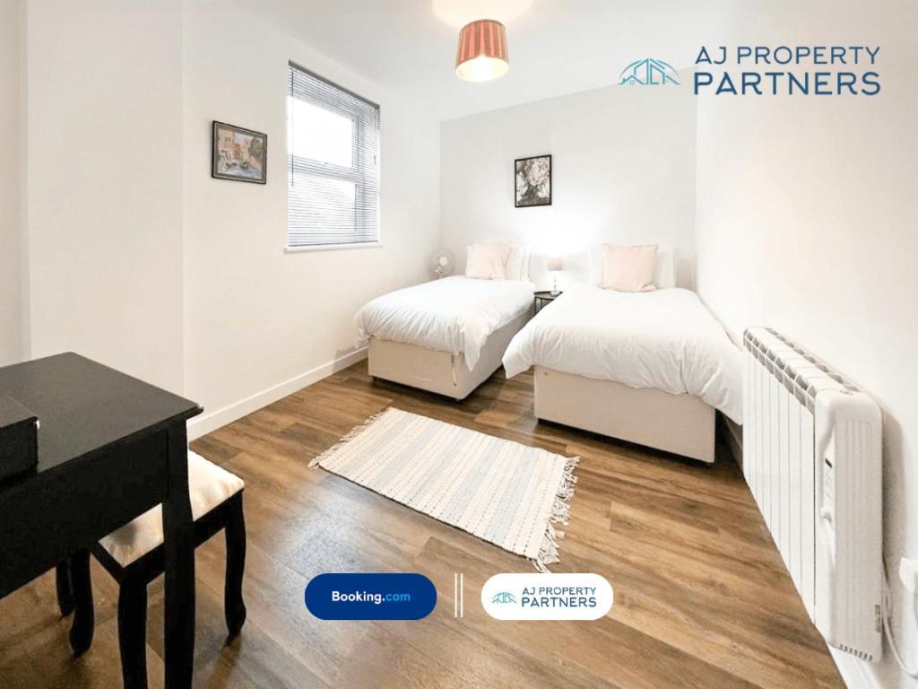 Premium Offer L Last-Minute Escape L Aj Properties L High Street Cheltenham L Parking L Ideal For Short Or Long Stays - Town Centre Apartment, 4 Beds, 1 Bathroom Экстерьер фото