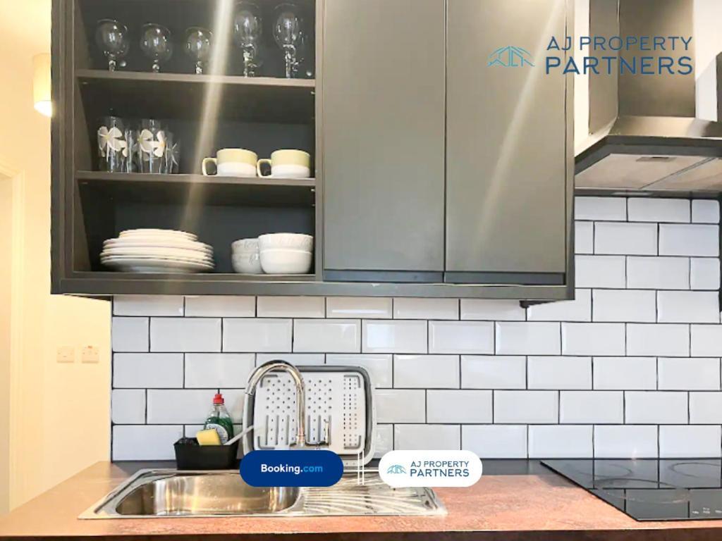 Premium Offer L Last-Minute Escape L Aj Properties L High Street Cheltenham L Parking L Ideal For Short Or Long Stays - Town Centre Apartment, 4 Beds, 1 Bathroom Экстерьер фото